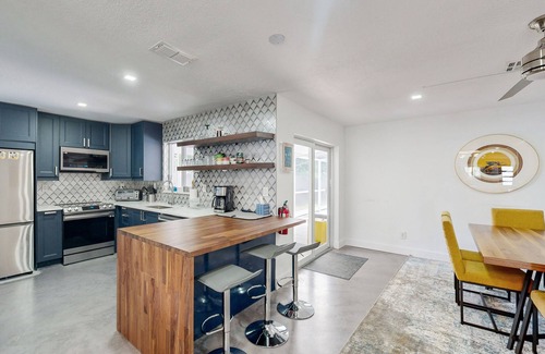 Central Oakland Park Casa | Modern Home with private pool, fully equipped kitchen, BBQ