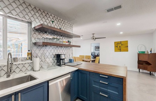 Central Oakland Park Casa | Modern Home with private pool, fully equipped kitchen, BBQ
