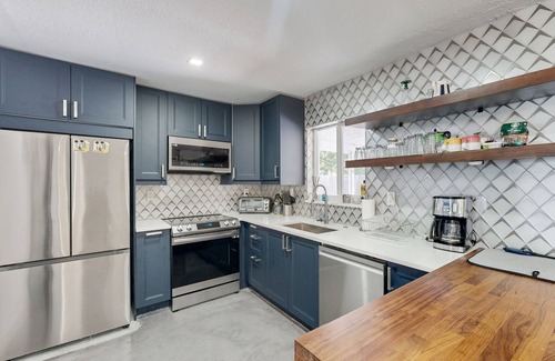 Central Oakland Park Casa | Modern Home with private pool, fully equipped kitchen, BBQ