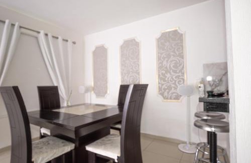 Tepic Casa | Modern Home with Parking 3ACs, 1King & 3Queen Beds Netflix PayPerView