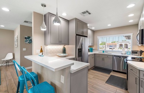 Norma Estates Casa | Animales aceptados, Moderno 3BR 'Turquoise House Scottsdale North' Piscina, Putting Green
