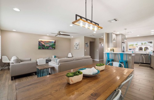 Norma Estates Casa | Animales aceptados, Moderno 3BR 'Turquoise House Scottsdale North' Piscina, Putting Green