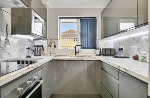 Knaphill Apartamento | Modern, homely penthouse ideal for families, couples, or professionals. Enjoy a 55” Smart TV, superfast Wi-Fi, and free parking—your perfect base for short or long stays.