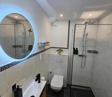 Moers Apartamento | Modern Homes - Voll ausgestatte Wohnung - Balkon - Hotelbetten - 4K TV - WLAN
