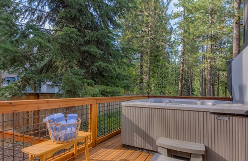 Tahoe Pines Casa | Modern Homewood Cabin