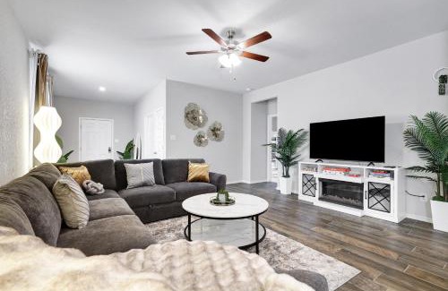 Converse Casa | Modern Hot Tub Escape Yard Bbq Pets Games Wifi