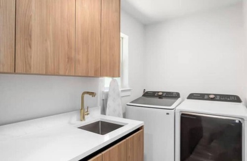 Grand Prairie Casa | Modern house by ATT,6 flags-DFW-downtown Dallas