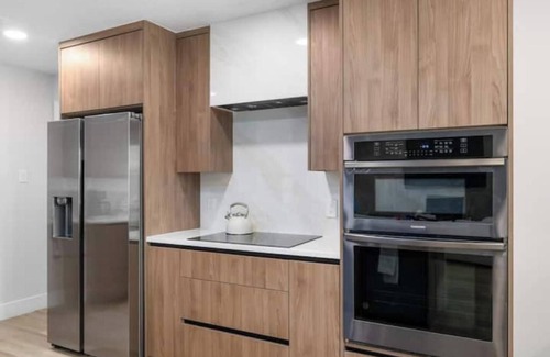 Grand Prairie Casa | Modern house by ATT,6 flags-DFW-downtown Dallas