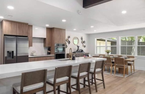 Grand Prairie Casa | Modern house by ATT,6 flags-DFW-downtown Dallas
