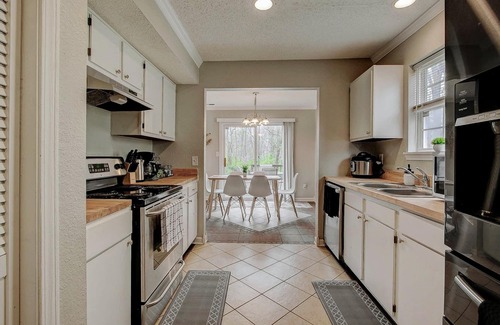 Wayne Casa | Modern House by Indy Motor Speedway w/3BR