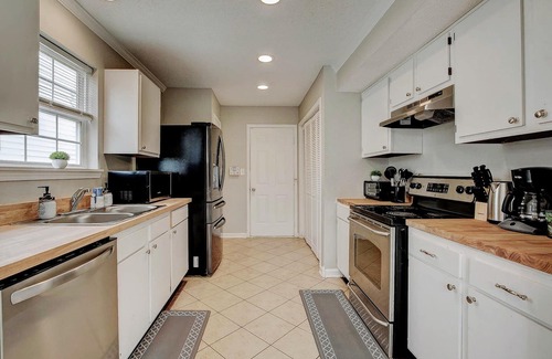 Wayne Casa | Modern House by Indy Motor Speedway w/3BR