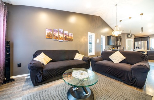 Lloydminster Casa | Modern House {Fenced Back Yard} BBQ Garage {Clean}