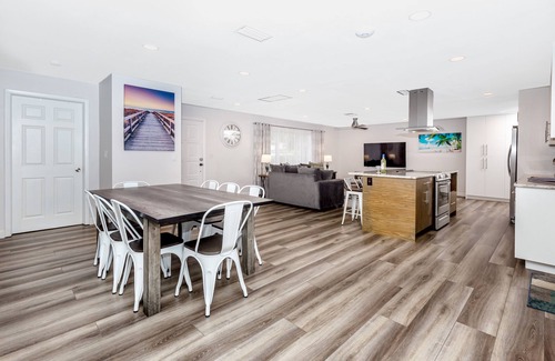 Tarpon Springs Casa | Modern House, Heated Pool, Fenced, Beaches, Relax