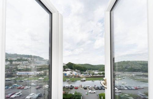 Looe Casa | Modern House in Looe, Near Beach and Bars with Great Views and free access to a nearby Indoor Swimming Pool