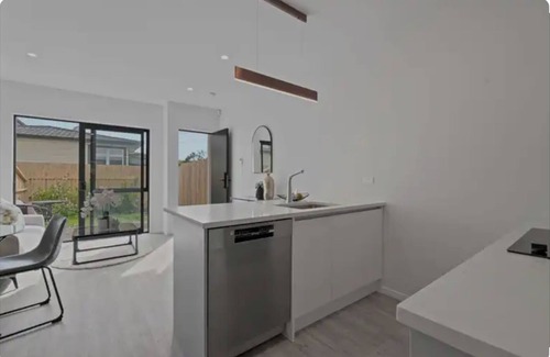 Orewa Casa | Modern house in Orewa close to the beach, cafes, restaurants and entertaintment