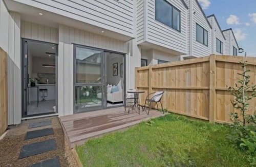 Orewa Casa | Modern house in Orewa close to the beach, cafes, restaurants and entertaintment