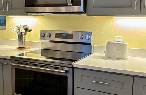 Rosario Casa | Modern House, pet-friendly, walk to Cascade Lake!