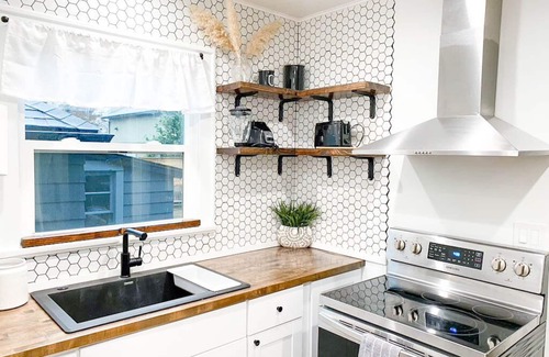 Grants Pass Casa | Modern House, Walk To Historic Downtown!