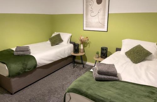 Widnes Apartamento | Modern House with Fast WIFI & FREE Parking - Recently Refurbished - Contractor Friendly by IRWELL STAYS