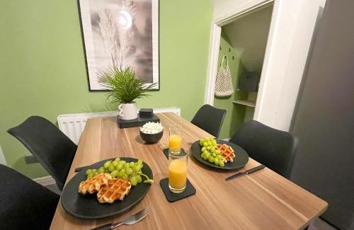 Widnes Apartamento | Modern House with Fast WIFI & FREE Parking - Recently Refurbished - Contractor Friendly by IRWELL STAYS