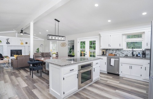 Brookline Station Casa | Modern House with King Suite! Relaxing Retreat!