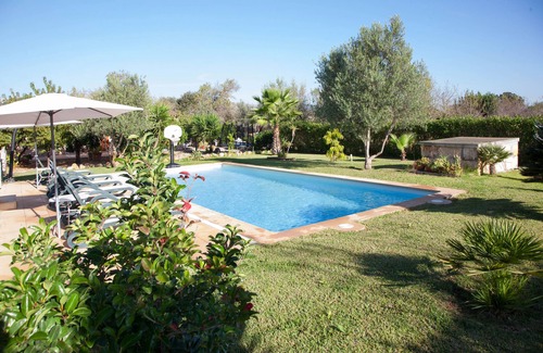 Buger Villa | Moderna casa con gran piscina