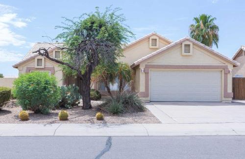 Chandler Casa | Modern House with Office Cornhole Near Freeways