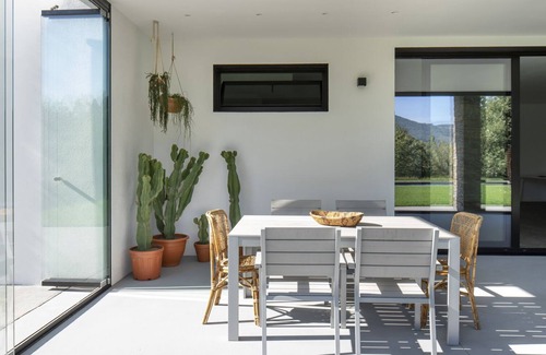 Mungia Casa | Casa moderna con piscina y vistas al bosque.