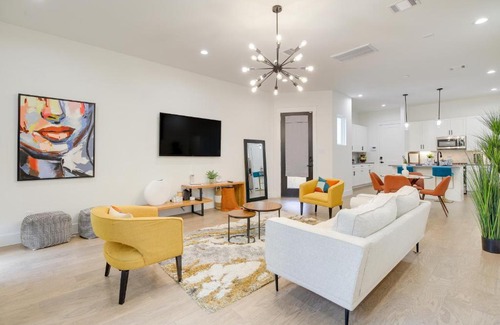 Northside Casa | Modern Houston Home with Yard, 3 Mi to Toyota Center