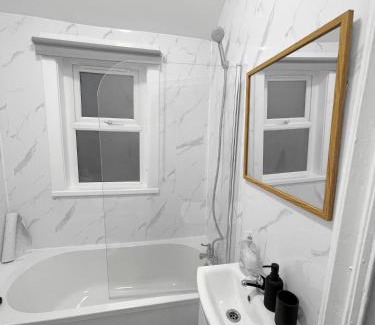 Hull Casa | Modern Hull Stay for Contractors, Families & Workers - Free Parking & Fast WiFi - Near MKM Stadium, Royal Infirmary Hospital