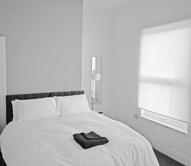 Hull Casa | Modern Hull Stay for Contractors, Families & Workers - Free Parking & Fast WiFi - Near MKM Stadium, Royal Infirmary Hospital