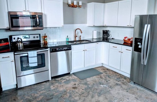 Downtown Apartamento | Modern-Industrial 1 BR, Downtown Davenport (#1)