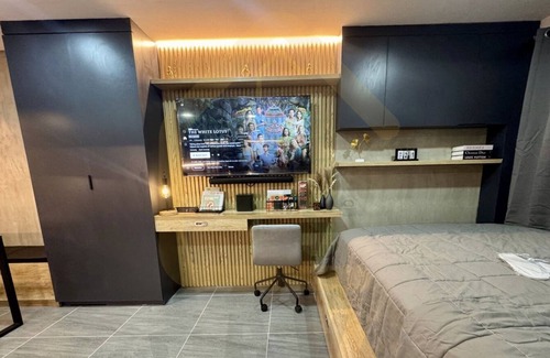 Caloocan Condominio | Modern Industrial Condo near Fairview/North Caloocan with WiFi, AC, Netflix