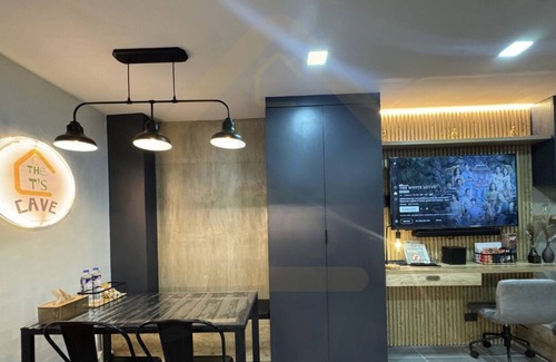 Caloocan Condominio | Modern Industrial Condo near Fairview/North Caloocan with WiFi, AC, Netflix