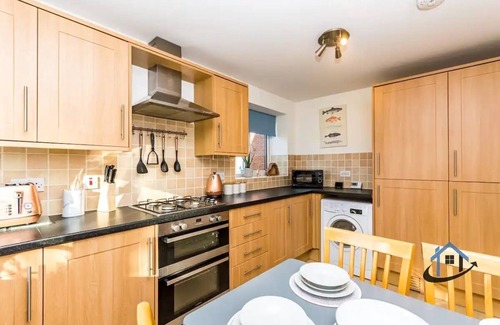 Swindon Casa | Modern, king beds, free parking, wifi, contractors