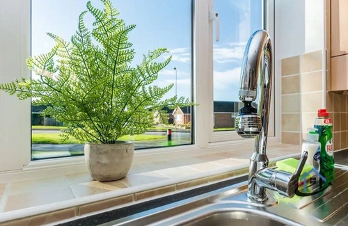 Swindon Casa | Modern, king beds, free parking, wifi, contractors