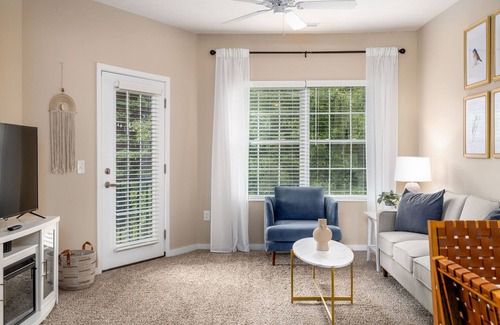 Westerville Apartamento | Modern King Loft | Parking | W/D | WiFi | Pool!