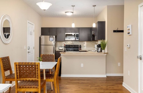 Westerville Apartamento | Modern King Loft | Parking | W/D | WiFi | Pool!