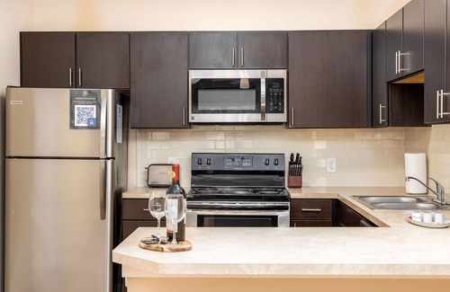 Westerville Apartamento | Modern King Loft | Parking | W/D | WiFi | Pool!