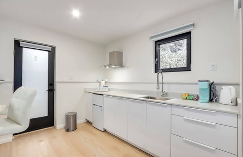 Burnaby Casa | Suite de invitados King Size moderna (sin tarifa de limpieza)