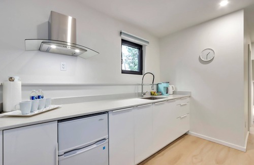 Burnaby Casa | Suite de invitados King Size moderna (sin tarifa de limpieza)