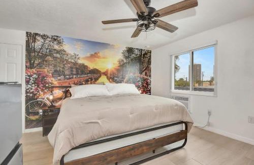 Daytona Beach Shores Apartamento | Modern King Suite #10 Steps to Daytona Beach
