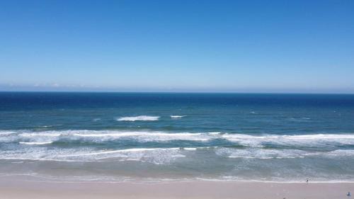 Daytona Beach Shores Apartamento | Modern King Suite #12 - Steps to Beach