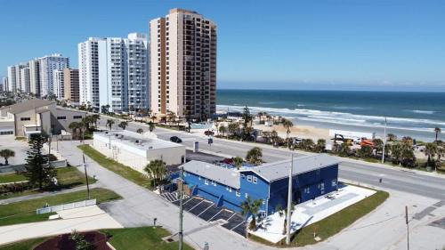 Daytona Beach Shores Apartamento | Modern King Suite #12 - Steps to Beach
