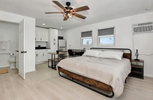 Daytona Beach Shores Apartamento | Modern King Suite #12 - Steps to Beach