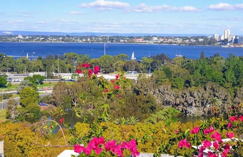 Brabham Casa | Modern King Suite Swan Valley