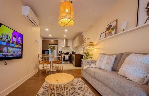 Monkland Village Condominio | Modern King Suite with WiFi- Gym -Terrace - Parking- Close to Downtown & Airport
