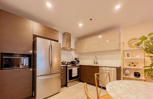 Monkland Village Condominio | Modern King Suite with WiFi- Gym -Terrace - Parking- Close to Downtown & Airport