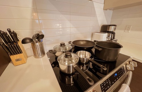 Monkland Village Condominio | Modern King Suite with WiFi- Gym -Terrace - Parking- Close to Downtown & Airport