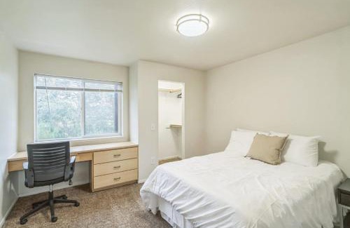 Harlow Apartamento | Modern Kinsrow Apartment with Clubhouse Amenities